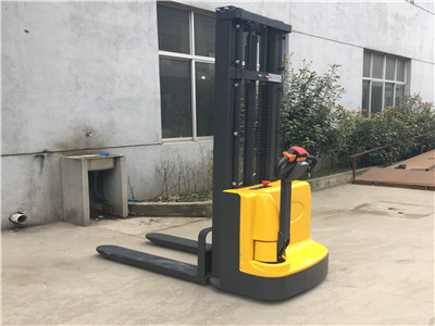 全電動堆高車1