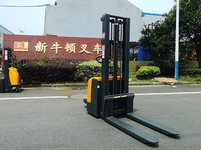 電動堆高車