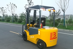 如何在光線不足的環境中使用電動叉車？