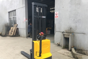 購買電動堆高車只看報價可以嗎？